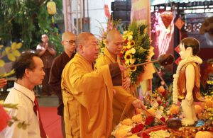 Hà Nội: Trang nghiêm Đại lễ Phật đản PL.2570 và khánh thành cổng Tam quan chùa Sùng Kính