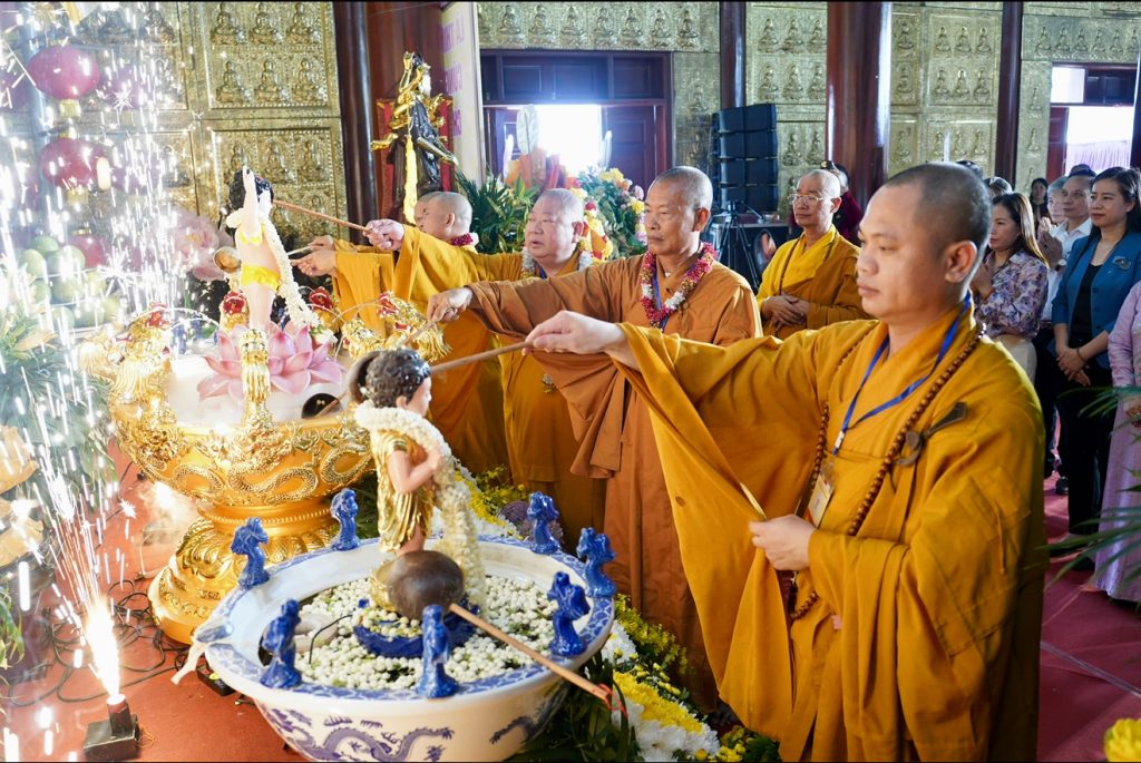 Hà Nội: Ban Đại diện Phật giáo liên xã Gia Lâm tổ chức Đại lễ Phật đản PL.2570 tại chùa Đào Xuyên缩略图 Hà Nội: Ban Đại diện Phật giáo liên xã Gia Lâm tổ chức Đại lễ Phật đản PL.2570 tại chùa Đào Xuyên
