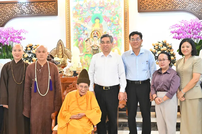 Lãnh đạo TPHCM thăm, chúc mừng các cơ sở tôn giáo nhân Đại lễ Phật đản