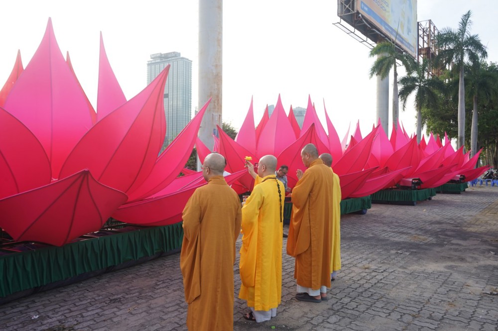 Phật giáo Đà Nẵng: Hạ thủy 7 đóa sen trên sông Hàn nhân mùa Phật đản PL.2570
