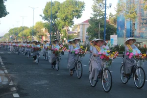 Phật giáo Đồng Tháp diễu hành xe hoa và tặng 100 chiếc xe đạp hỗ trợ học sinh nhân Đại lễ Phật đản
