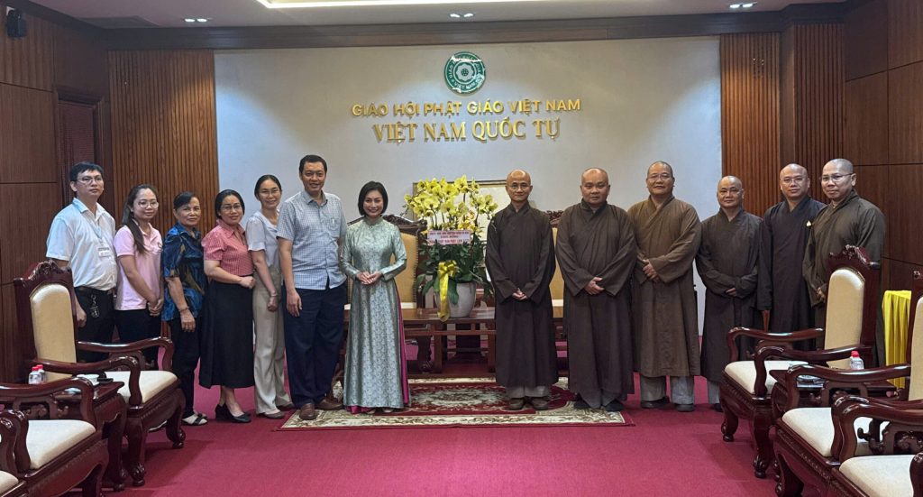 Lãnh đạo phường Hòa Hưng thăm, chúc mừng Đại lễ Phật đản PL.2570