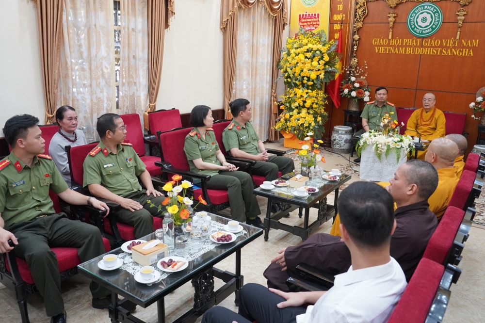 Hà Nội: Lãnh đạo Công an Thành phố chúc mừng Trung ương GHPGVN nhân dịp Đại lễ Phật đản PL.2570