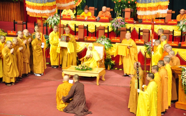 Khi báo chí lạm dụng từ “suy tôn”