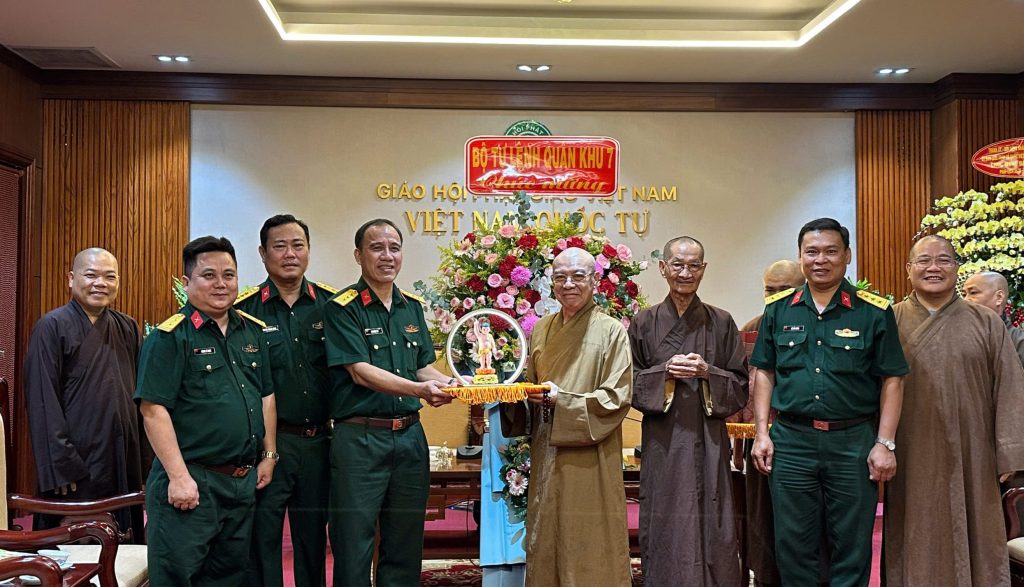 Lãnh đạo Quân khu 7 thăm, chúc mừng Đại lễ Phật đản tại Phật giáo TP.HCM