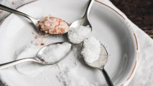 Muối i-ốt, muối thường, muối ít natri - loại nào thực sự tốt cho sức khỏe?