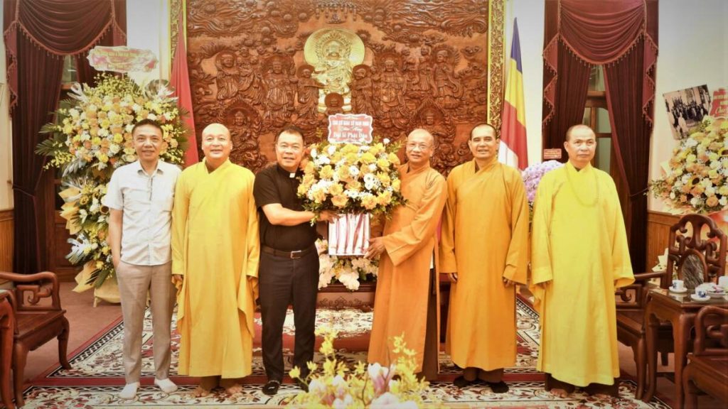 Linh mục Giu-se Phạm Minh Triệu thăm, chúc mừng Đại lễ Phật đản tại Trúc Lâm Thiên Trường