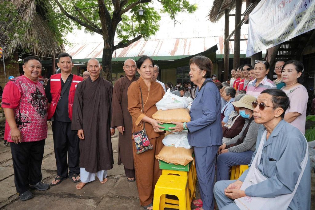 TP.HCM: Chùa Huyền Trang trang nghiêm Đại lễ Phật đản và trao 250 phần quà từ thiện
