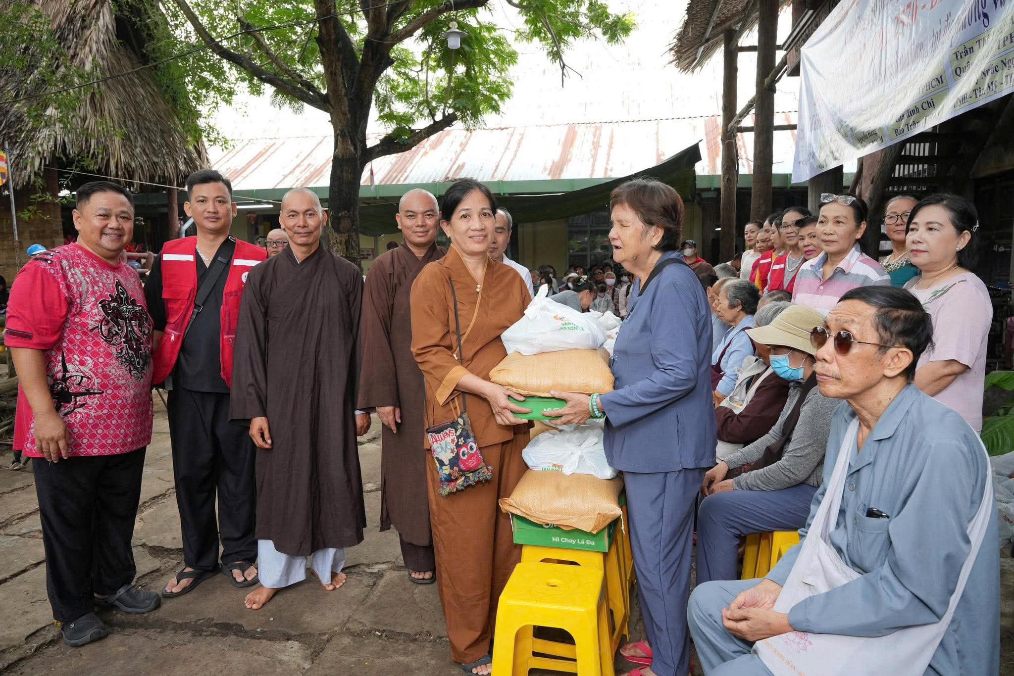 TP.HCM: Chùa Huyền Trang trang nghiêm Đại lễ Phật đản và trao 250 phần quà từ thiện