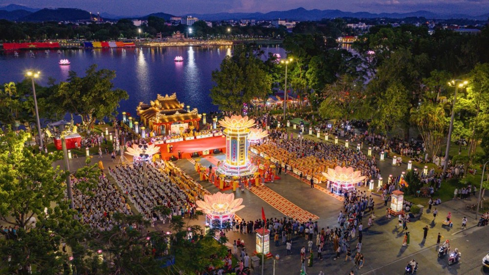 Huế: Hàng nghìn người tham gia Lễ hội hoa đăng bên bờ sông Hương