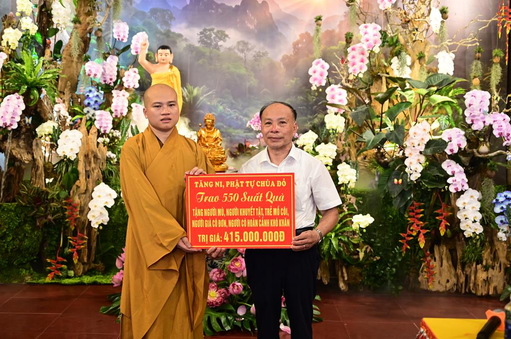 Hải Phòng: Trang nghiêm lễ Mộc Dục và trao 415 triệu đồng nhân đại lễ Phật đản PL. 2570 tại chùa Đỏ