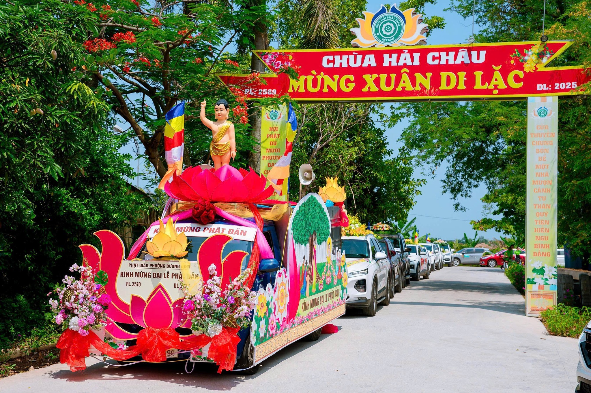 Hải Phòng: PG phường Dương Kinh hân hoan rước Phật, diễu hành xe hoa kính mừng Phật đản PL. 2570 tại chùa Hải Châu