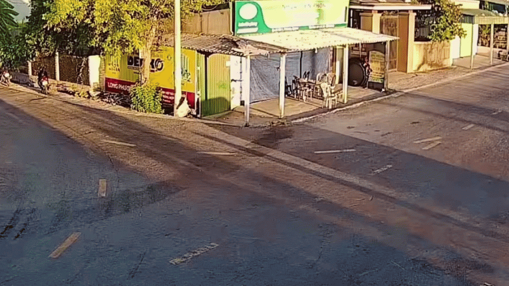 Clip: Xe máy &amp;apos;kẹp&amp;apos; ba lao vào ô tô, một người bị hất vào gầm