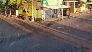 Clip: Xe máy &amp;apos;kẹp&amp;apos; ba lao vào ô tô, một người bị hất vào gầm