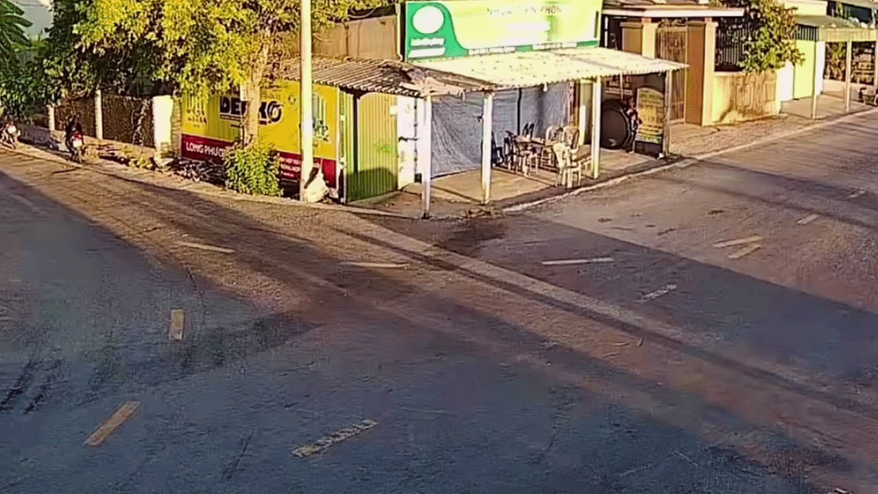 Clip: Xe máy &amp;apos;kẹp&amp;apos; ba lao vào ô tô, một người bị hất vào gầm