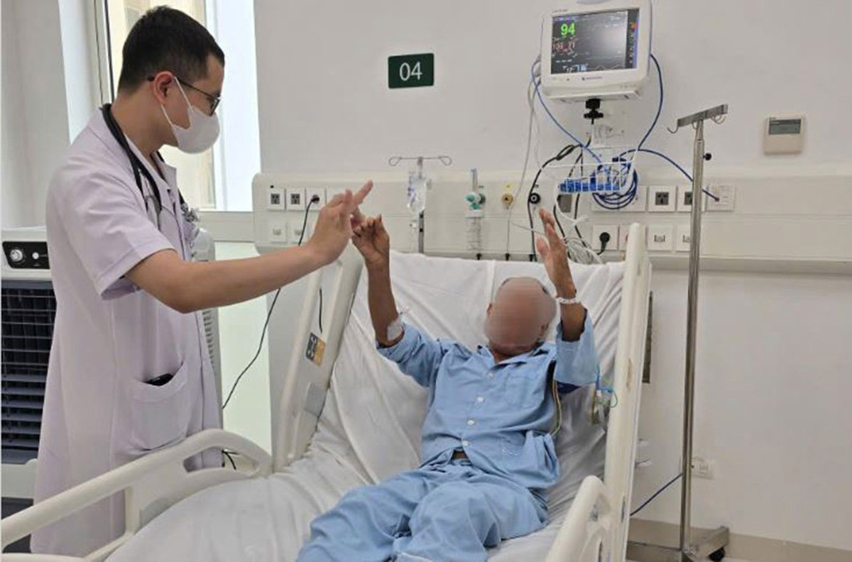 Vừa mở cửa, BV Bạch Mai cơ sở Ninh Bình cứu 2 ca đột quỵ thần tốc trong 25 phút