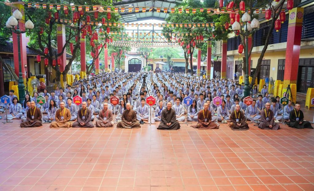 Ngày thứ 5 Khóa sinh hoạt Phật pháp mùa hè tại chùa Bằng: Gieo tình yêu thủ đô qua từng địa danh lịch sử