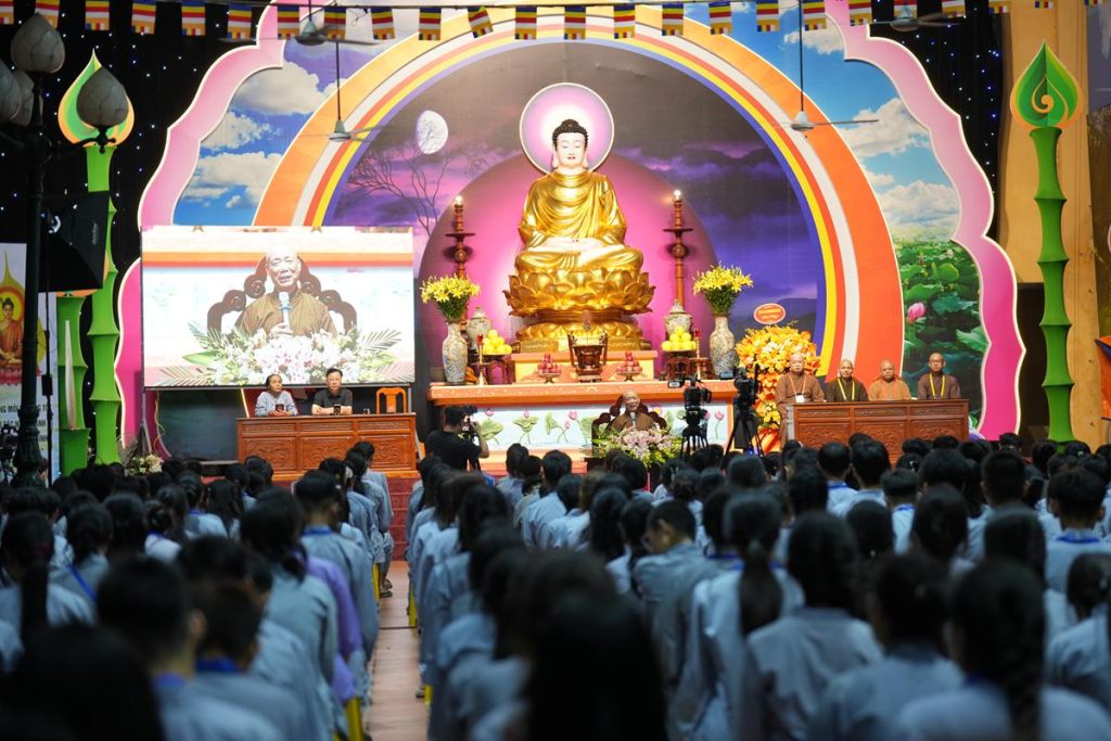“Biết ơn và Xin lỗi” – Đêm lắng tâm gieo hạt giống hiếu kính tại Khóa Sinh hoạt Phật pháp mùa hè chùa Bằng