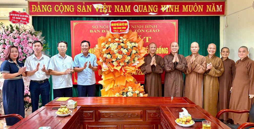 Ninh Bình: Ban Trị sự GHPGVN tỉnh và BĐD Phật giáo Liên xã Vụ Bản, Nghĩa Hưng chúc mừng Ban Dân tộc và Tôn giáo tỉnh nhân ngày truyền thống