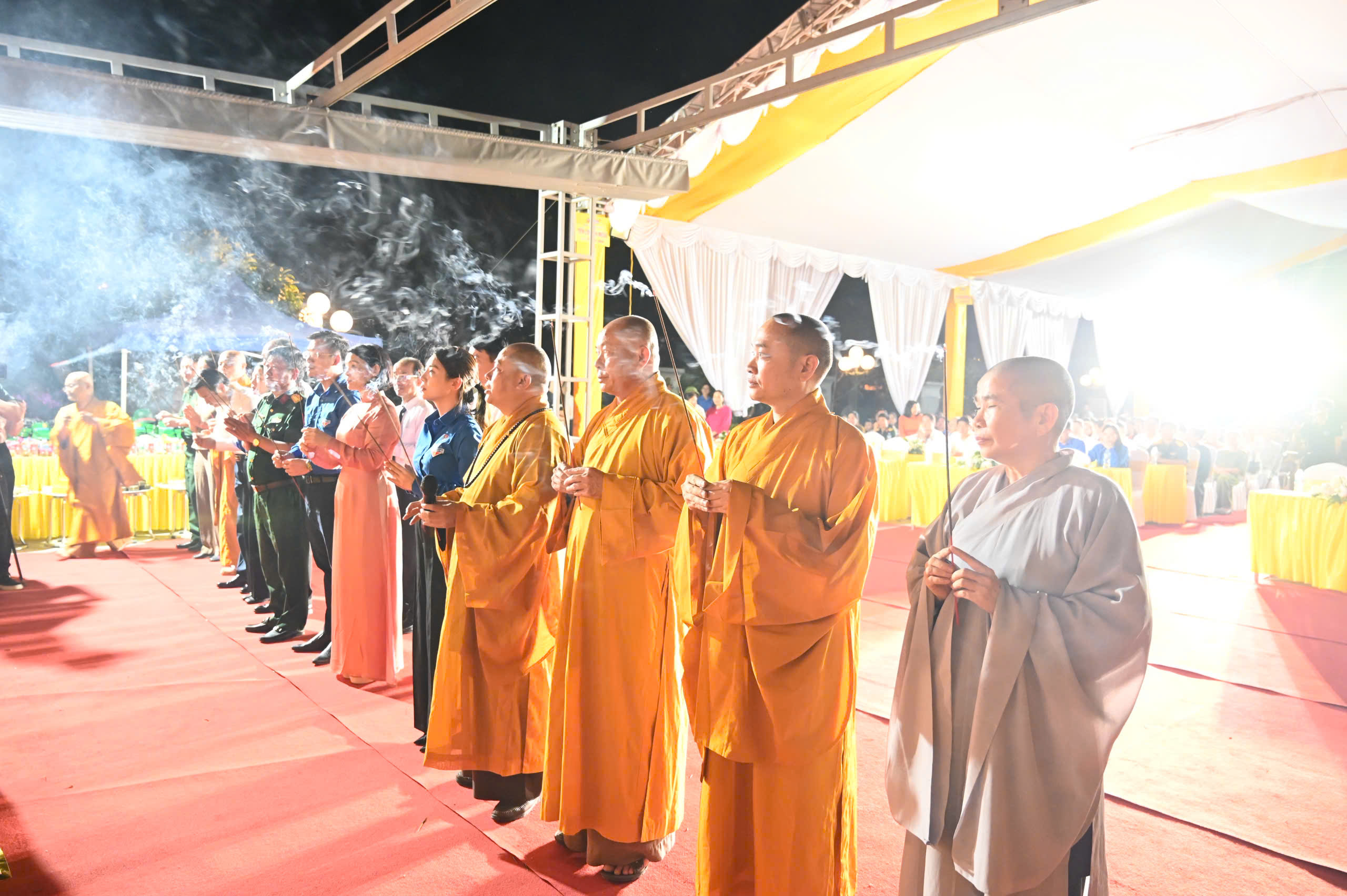 Thanh Hóa: Trang nghiêm lễ cầu siêu, thắp nến tri ân các Anh hùng Liệt sĩ tại Nghĩa trang Hàm Rồng