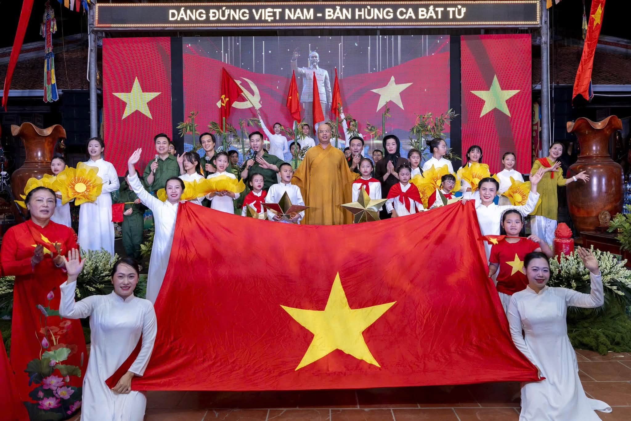 Hà Nội: Xúc động chương trình Nghệ thuật “Dáng đứng Việt Nam – Bản Hùng ca bất tử” tại chùa Tân Hải