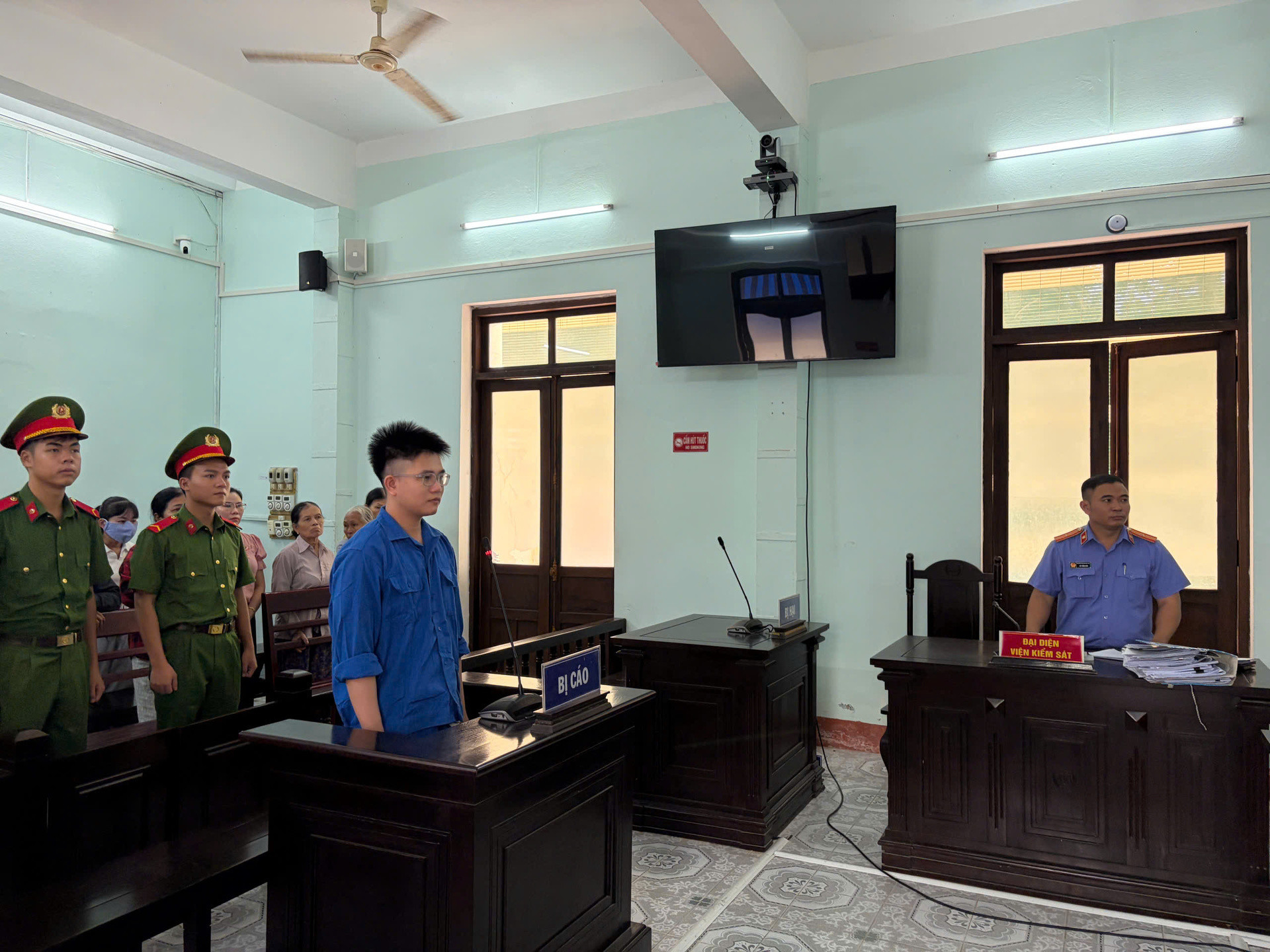 Bác sĩ thua lỗ tiền ảo, đột nhập 3 tiệm vàng trộm tài sản hơn 5 tỷ đồng