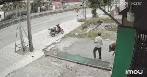 Bị bò tấn công liên tiếp, hành động sau đó của người đàn ông khiến nhiều người sửng sốt, camera ghi lại toàn bộ sự việc