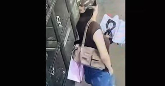 Camera ghi lại cảnh người phụ nữ nhặt được vòng tay kim cương hơn 240 triệu đồng, sau đó biến mất