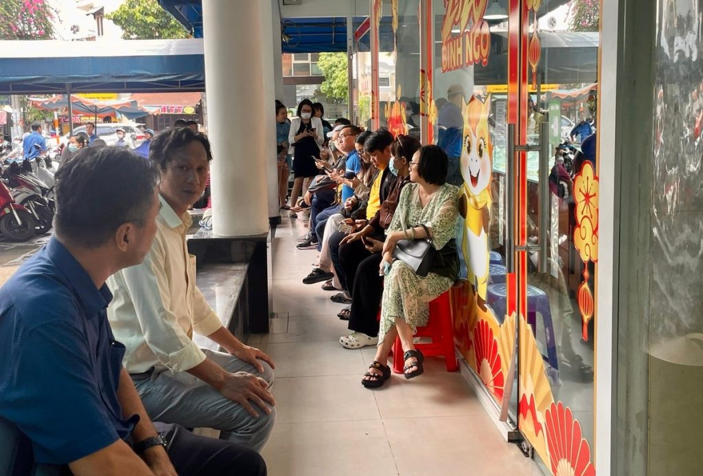 Cảnh hiếm thấy ở SJC: Khách chen nhau bán vàng, chờ cả ngày chưa tới lượt