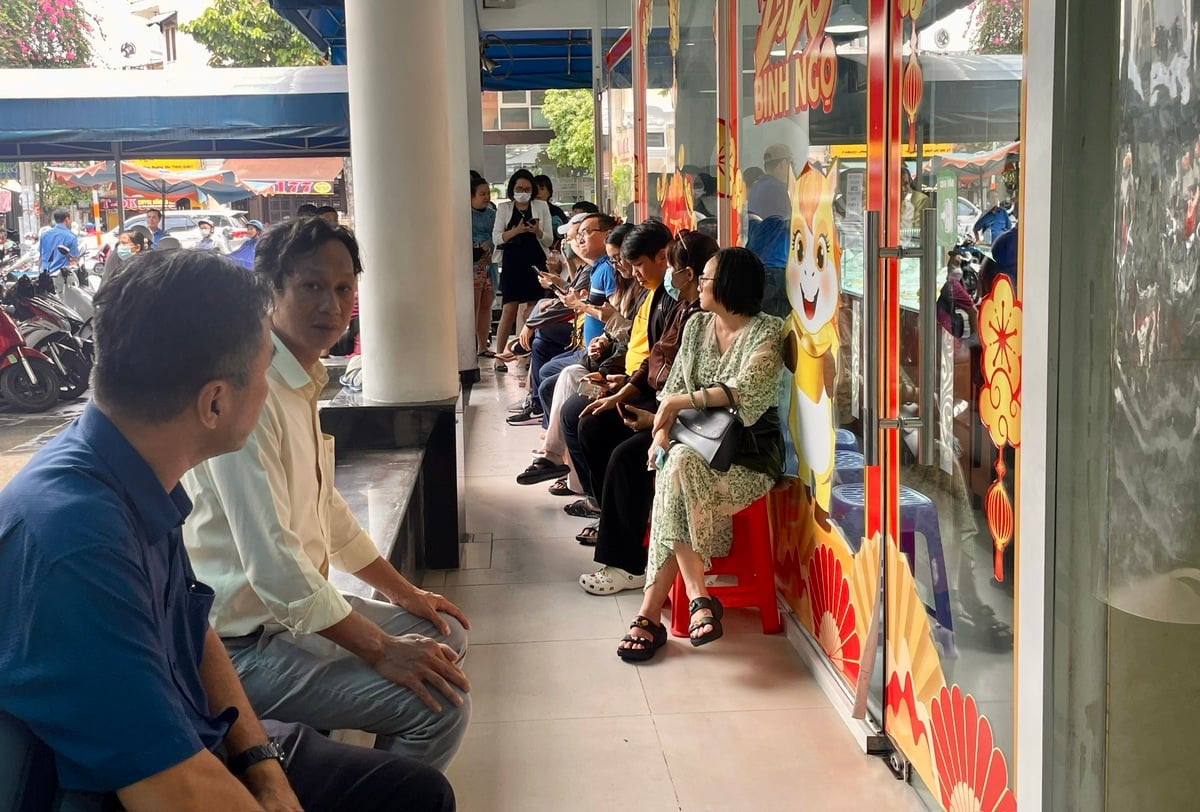 Cảnh hiếm thấy ở SJC: Khách chen nhau bán vàng, chờ cả ngày chưa tới lượt