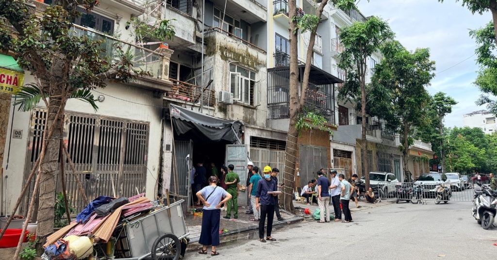 Cảnh sát khám nghiệm hiện trường vụ cháy biệt thự khiến 2 người tử vong ở Hà Nội