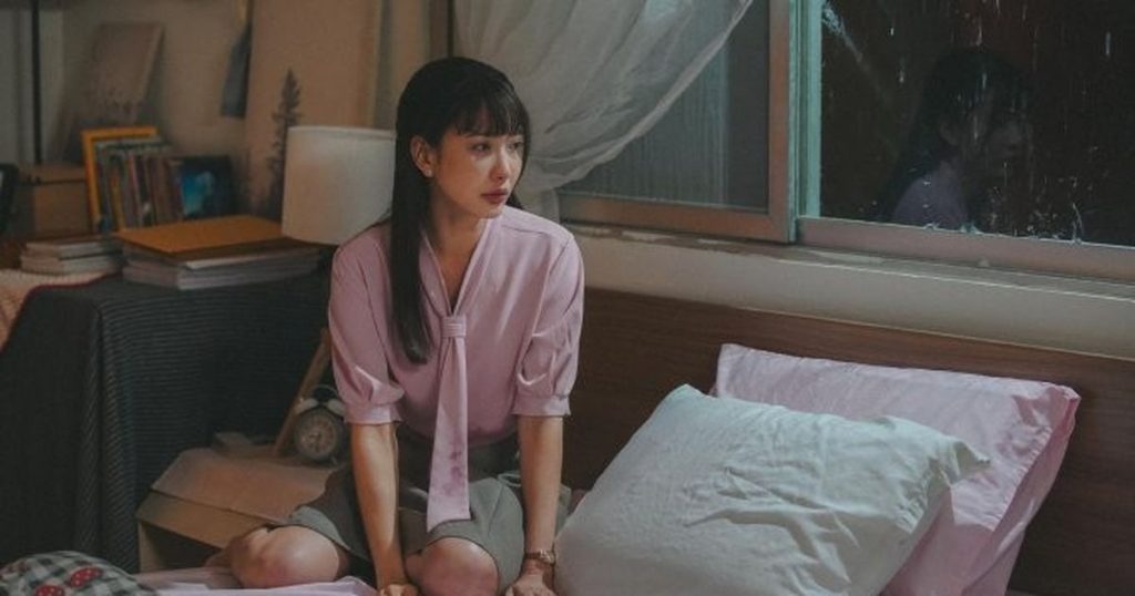 Chồng cũ xin ngủ lại 1 đêm để tiện thăm con, sáng hôm sau tôi bủn rủn ám ảnh khi nhặt được tờ giấy trên giường