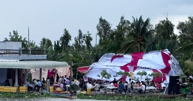 Chú rể Cần Thơ ngẩn ngơ nhìn rạp cưới bị cuốn bay vì lốc xoáy缩略图 Chú rể Cần Thơ ngẩn ngơ nhìn rạp cưới bị cuốn bay vì lốc xoáy