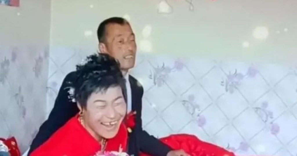 Cô dâu liên tục cười lớn trong đám cưới lại khiến dân mạng tranh cãi: Nhiều người vội đưa ra suy đoán về biểu hiện lạ