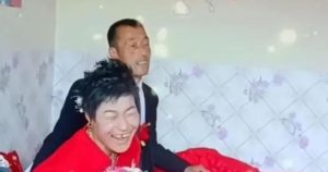 Cô dâu liên tục cười lớn trong đám cưới lại khiến dân mạng tranh cãi: Nhiều người vội đưa ra suy đoán về biểu hiện lạ