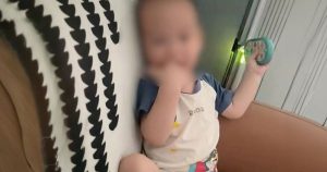 Con trai 18 tháng tuổi bị bạn gái hành hạ đến tử vong, người cha vẫn ký đơn tha thứ