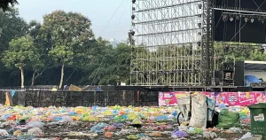 Concert ở Hà Nội ngập rác, khán giả bì bõm lội bùn
