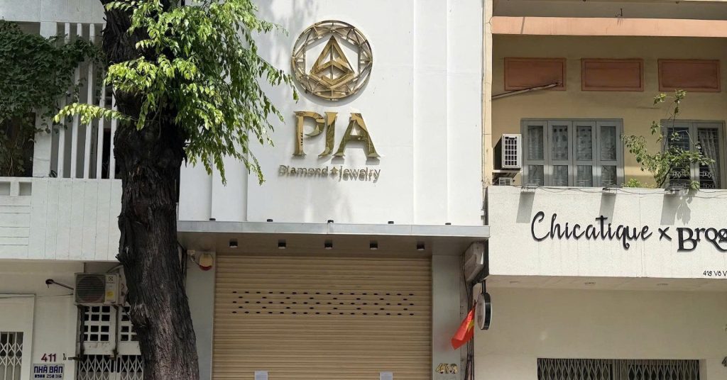 Cửa hàng kim cương bất ngờ đóng cửa, khách hàng lo kẹt tài sản hàng tỷ đồng