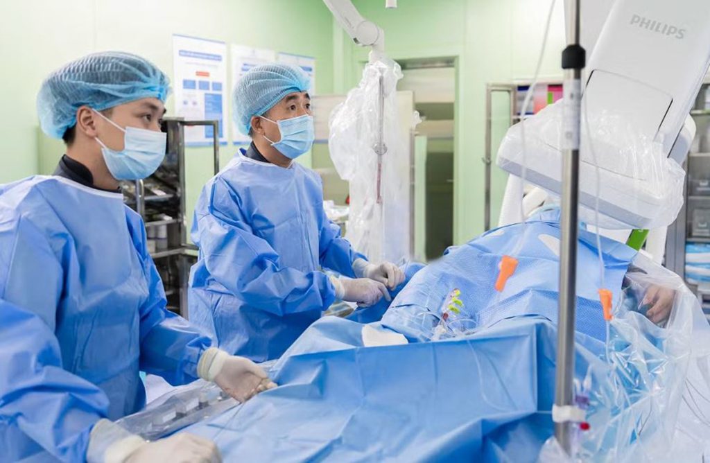 Cứu sống nam bệnh nhân ngoại quốc bị tắc hoàn toàn &amp;apos;động mạch sinh mệnh&amp;apos;
