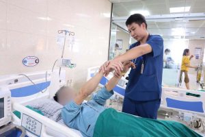 Đau đầu tự mua thuốc uống, người đàn ông nhập viện vì xuất huyết não