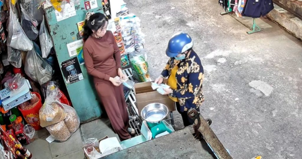 Đến trả 500.000 đồng nợ cũ từ nhiều năm, người phụ nữ chết lặng trước câu nói của con gái chủ tiệm