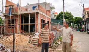 Hàng xóm chỉ cho xây 2 tầng vì sợ che cửa sổ, tôi xây &amp;apos;trộm&amp;apos; lúc họ du lịch