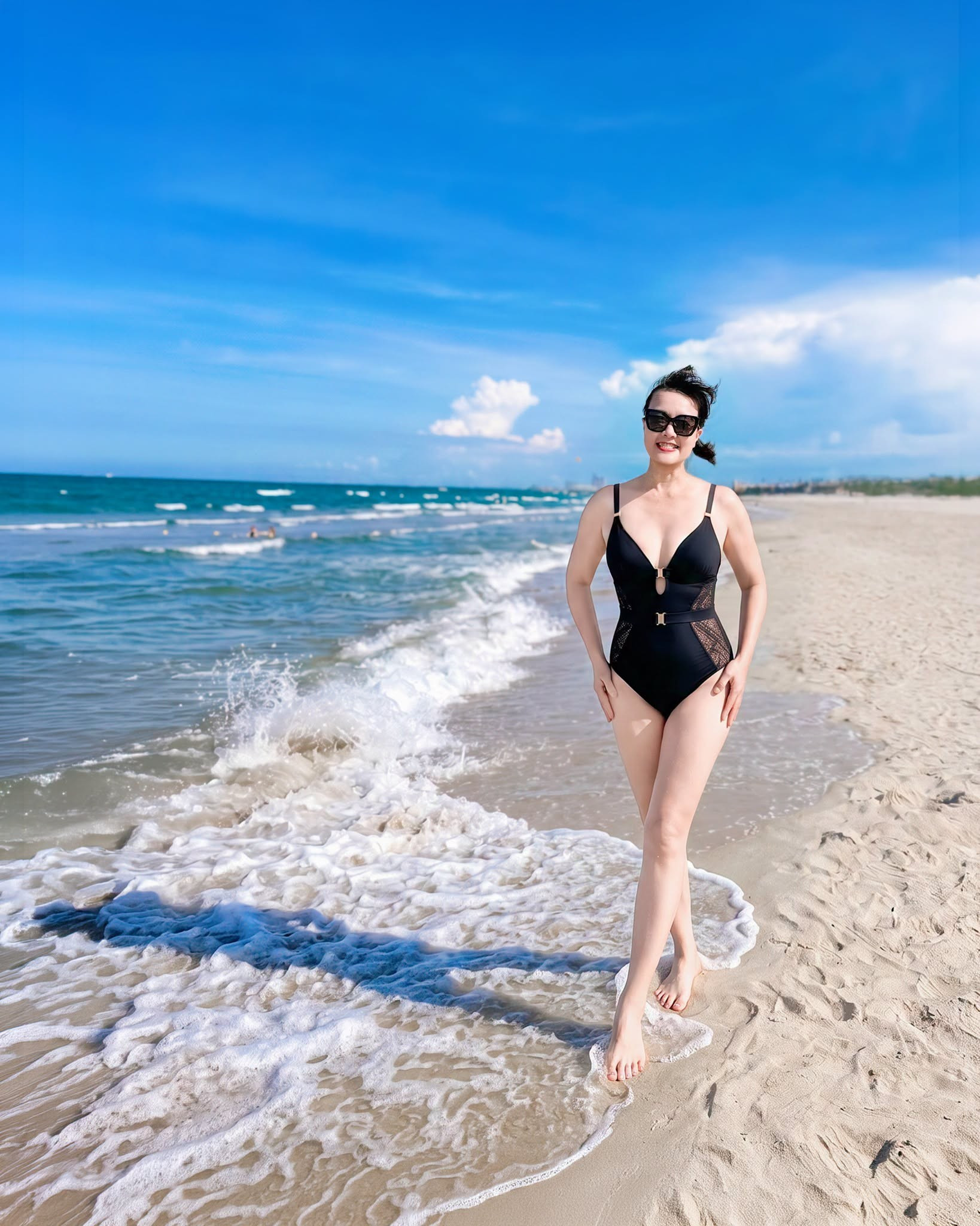 Hiếm hoi khoe dáng với bikini, NSND Vân Dung khiến khán giả không thể rời mắt