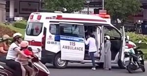 Khoảnh khắc xe cấp cứu dừng giữa đường cứu bé trai thu hút hàng nghìn lượt thích