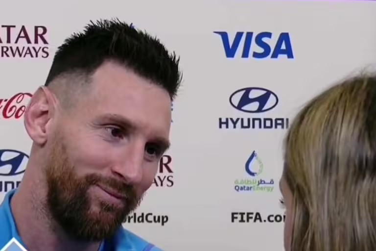 Không sợ vợ ghen, Messi đường hoàng nói chuyện với &amp;apos;người tình tin đồn&amp;apos;