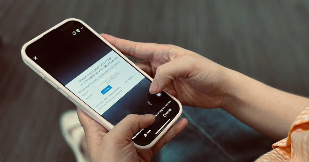 Mẹ sung sướng khoe điểm thi tốt nghiệp THPT lên mạng, con đề nghị điều bất ngờ