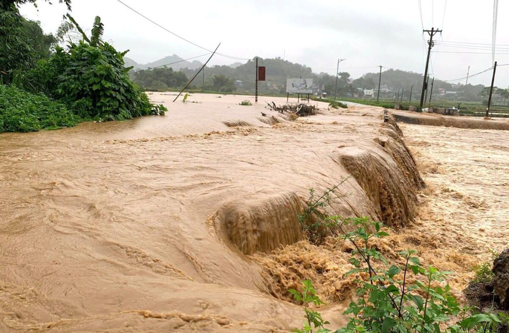 Mưa lớn gây ngập sâu ở Thái Nguyên, một bé trai bị lũ cuốn mất tích缩略图 Mưa lớn gây ngập sâu ở Thái Nguyên, một bé trai bị lũ cuốn mất tích