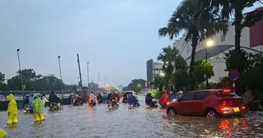 Mưa xối xả cuối giờ chiều ở Hà Nội, nhiều xe chết máy giữa đường ngập sâu缩略图 Mưa xối xả cuối giờ chiều ở Hà Nội, nhiều xe chết máy giữa đường ngập sâu