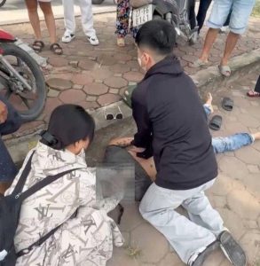 Nam sinh ép tim cứu người đi đường ngã bất tỉnh ở Hà Nội