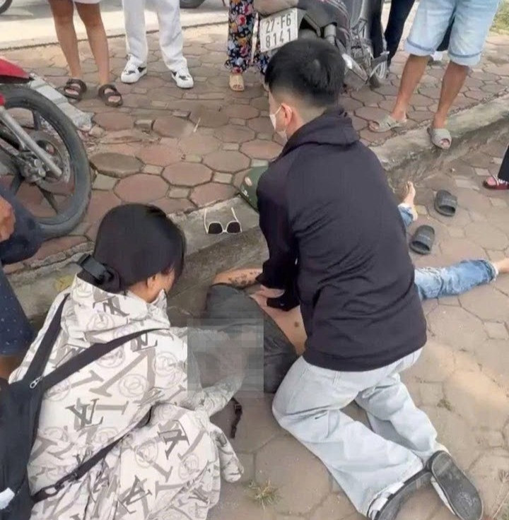 Nam sinh ép tim cứu người đi đường ngã bất tỉnh ở Hà Nội